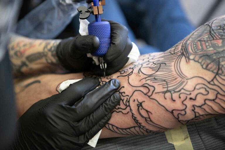 Sind Tattoos ungesund? Risiken und gesundheitliche Auswirkungen von Tätowierungen im Überblick