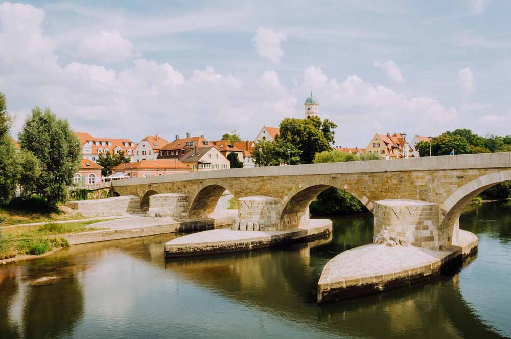 Steinerne Brücke in Regensburg – Ein Meisterwerk des Mittelalters